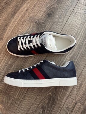 Gucci Navy & Red Web Stripe Low-Top Sneakers